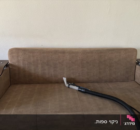 ספה חומה עם כלי ניקוי מחובר